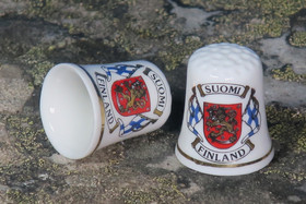 Sormustin Suomi-Finland liput vaakunalla, posliinia, aitokulta