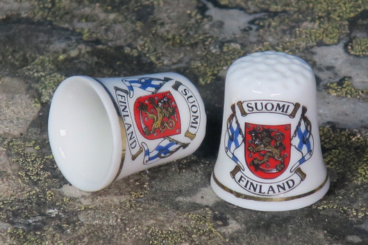 Sormustin Suomi-Finland liput vaakunalla, posliinia, aitokulta