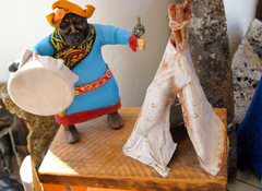 Pöytäkoriste shamaani puualustalla, rumpu ja kota, nahkaa