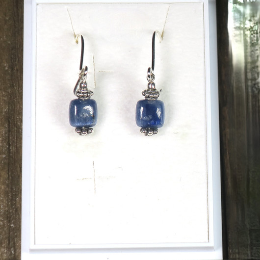 Korvakorut kyaniitti nelikulmainen ja hopeakukat K