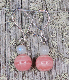 Korvakorut rodokrosiitti ja kuukivi 