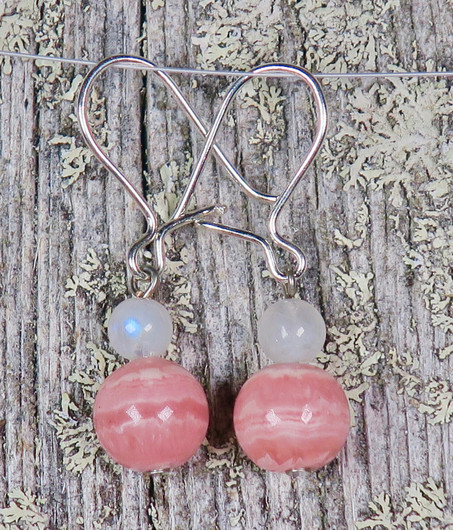 Korvakorut rodokrosiitti ja kuukivi 