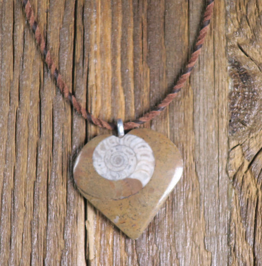 Riipus ammoniitti, sydämen muotoinen fossiiliriipus. Valitse valikosta