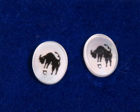 Nappikorvakorut HÄRKÄ TAURUS simpukka ja 925-hopea