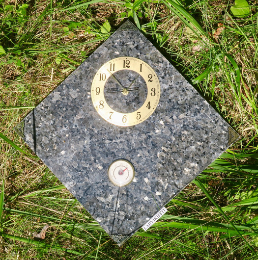 Seinäkello larvikiitti lämpömittarilla 30x30cm kulmittain 312-4