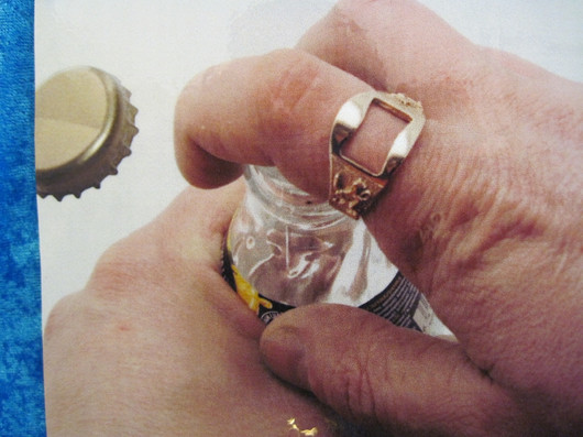 Kiekkoleijona pronssisormus pullonavaajalla Valitse koko