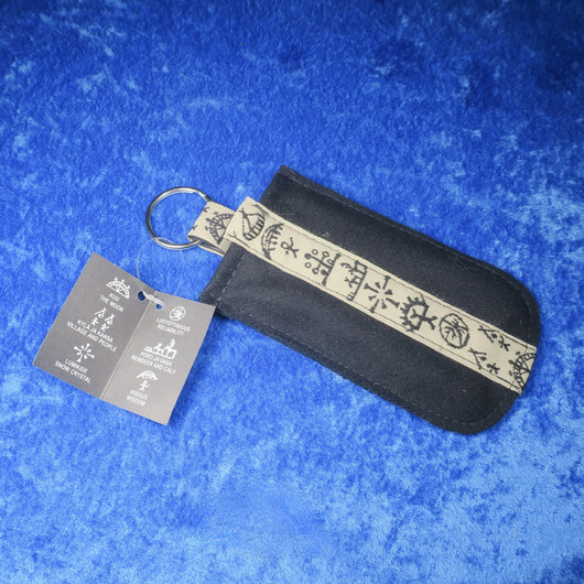 Avaimenperä säilytyskotelolla, 7x13cm tarrakiinnitys noitarumpukuvio