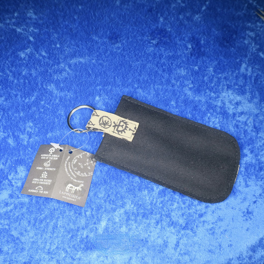 Avaimenperä säilytyskotelolla, 7x13cm tarrakiinnitys noitarumpukuvio