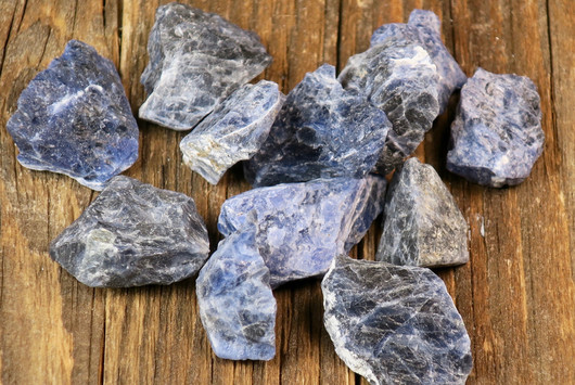 Sodaliitti raaka sinivalkoinen Brasilia. Valitse koko ja hinta