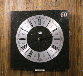 Seinäkello kimalteleva gabro 30x30cm kivikello 60v tinanumeroin 348-4