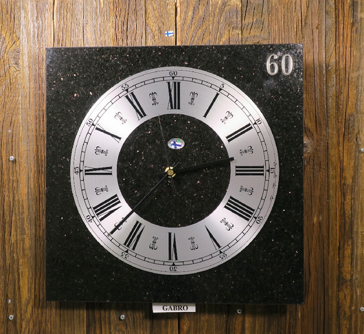 Seinäkello kimalteleva gabro 30x30cm kivikello 60v tinanumeroin 348-4