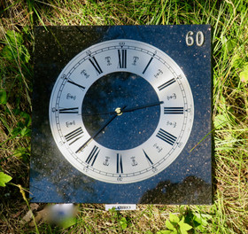 Seinäkello kimalteleva gabro 30x30cm kivikello 60v tinanumeroin 348-4