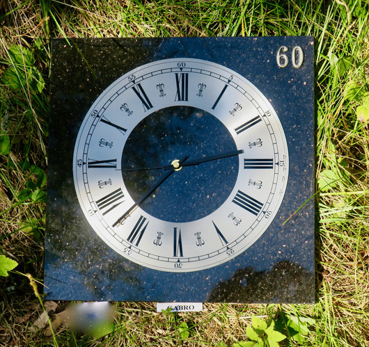 Seinäkello kimalteleva gabro 30x30cm kivikello 60v tinanumeroin 348-4