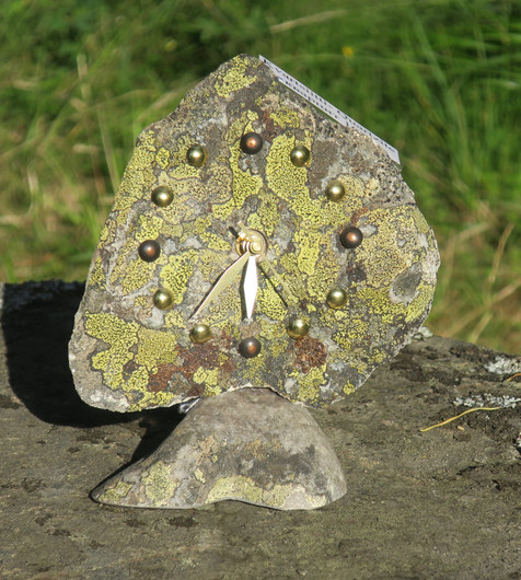 Pöytäkello kvartsiitti sammalkivi. Tervola Suomi