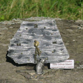 Pöytäkello KISSA hopealoimuliuske ja sammalkivi kvartsiitti Suomi