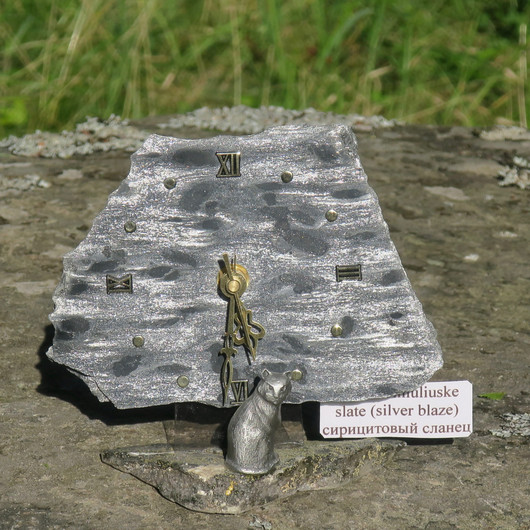 Pöytäkello KISSA hopealoimuliuske ja sammalkivi kvartsiitti Suomi