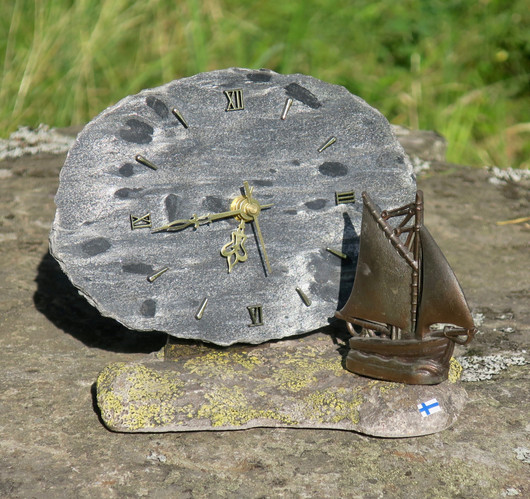 Pöytäkello purjevene, hopealoimuliuske ja sammalkivi kvartsiitti Suomi