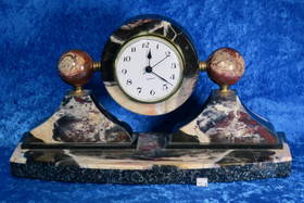 Pöytäkello jaspiskello alustan leveys 28cm, korkeus 14cm, uniikki!