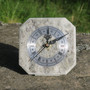 Pöytäkello harmaankirjava marmori taustatuella M6