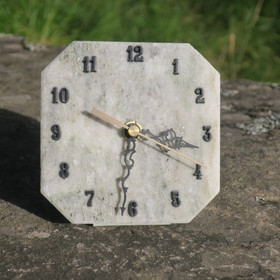 Pöytäkello marmori harmaankirjava taustatuella  M4