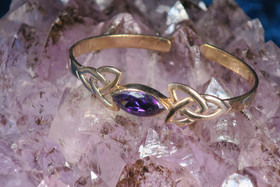 Pronssirannekoru ametistin värinen violetti viistehiottu synt. kivi