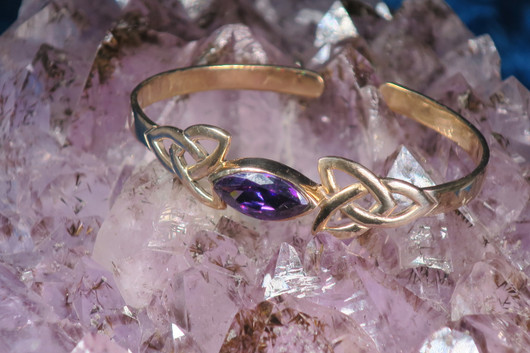 Pronssirannekoru ametistin värinen violetti viistehiottu synt. kivi