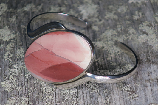Hopearannekoru jaspis ovaali, roosan värinen on harvinainen väri 