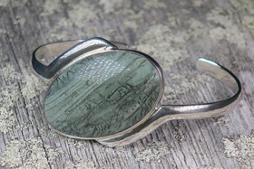 Hopearannekoru tinguaiitti ovaali. Harvinainen kivi