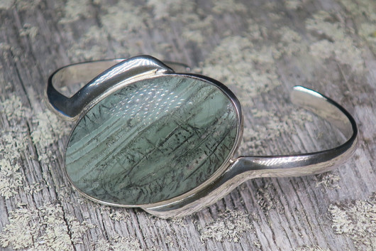 Hopearannekoru tinguaiitti ovaali. Harvinainen kivi