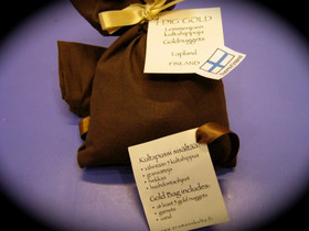 Hiekkaa, kultahippuja ja granaatteja kangaspussissa. Lemmenjoki Suomi