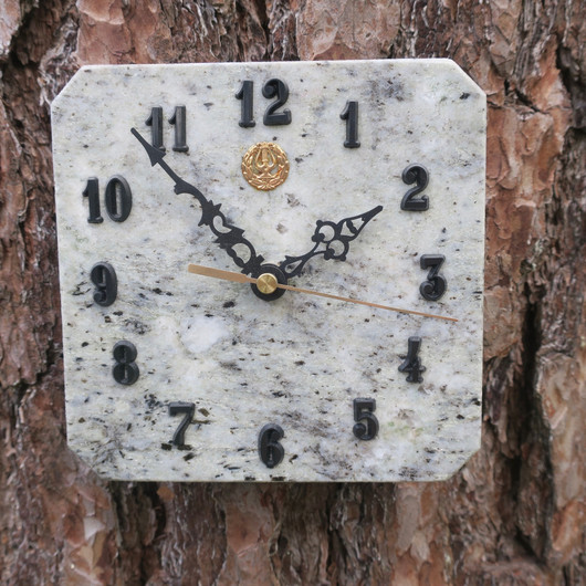 Seinäkello marmori 15x15cm ylioppilaalle 14k kultalyyralla 337B2