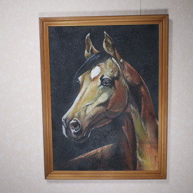 Taulu hevonen. Ruskea hevosen pää, musta tausta. Kivimurskataulu