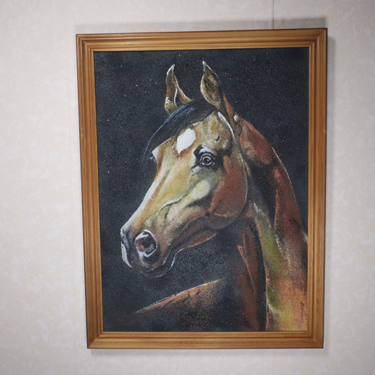 Taulu hevonen. Ruskea hevosen pää, musta tausta. Kivimurskataulu