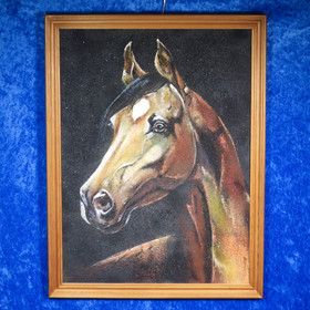 Taulu hevonen. Ruskea hevosen pää, musta tausta. Kivimurskataulu