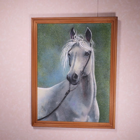 Taulu hevonen, kimo riimussa, vihreä tausta, kivimurskataulu