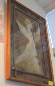 Taulu enkeli huovutustyö on lasin alla kehystettynä 43x65cm