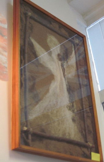 Taulu enkeli huovutustyö on lasin alla kehystettynä 43x65cm