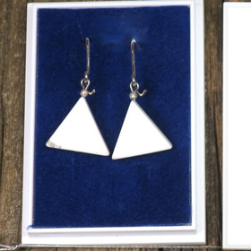 Korvakorut magnesiitti valkoinen kolmio on laivakoruissa purje