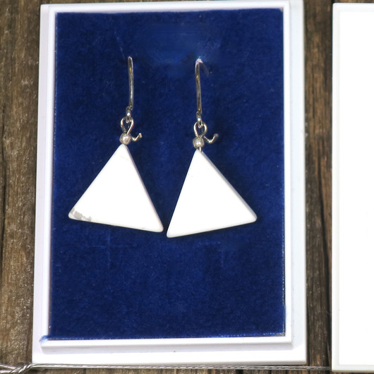 Korvakorut magnesiitti valkoinen kolmio on laivakoruissa purje