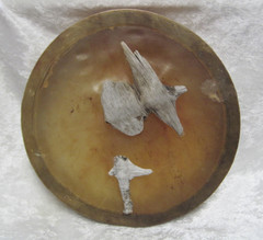 Taulu Rumpu on poron nahkaa, linnut puuta 