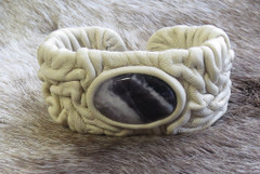 Nahkarannekoru ametistikvartsi 23x30mm, kermanvaalea, 35mm leveä. ASTA