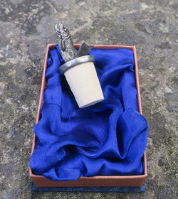 Pullonkorkki kala, tinaa, lahjapakkauksessa