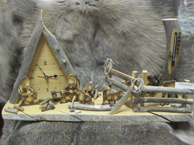 Pöytäkello kelopuuta pituus 56cm