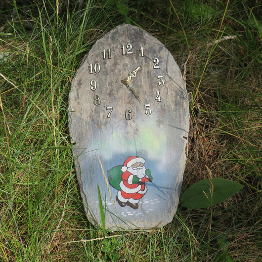 Seinäkello kivipaanu maalattu joulupukki ja revontulet 