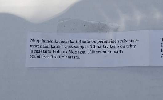 Seinäkello kivipaanu maalattu joulupukki ja revontulet 