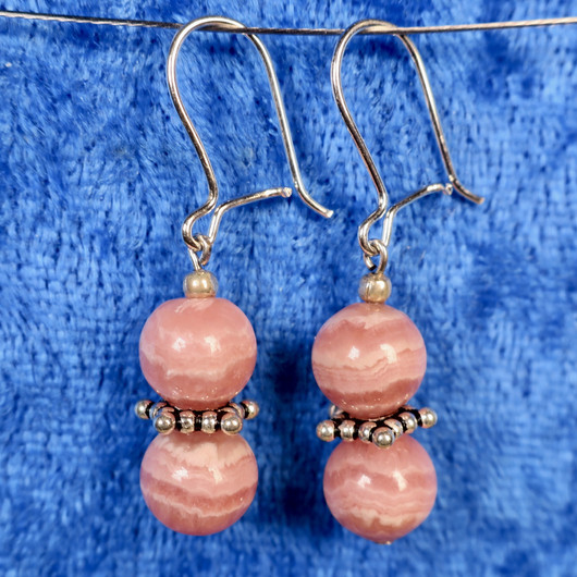 Korvakorut rodokrosiitti 2x 8mm, hopeakukka välissä 