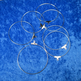 Korurengas 40mm hopeanvärinen, suljettava. Korutarvike 