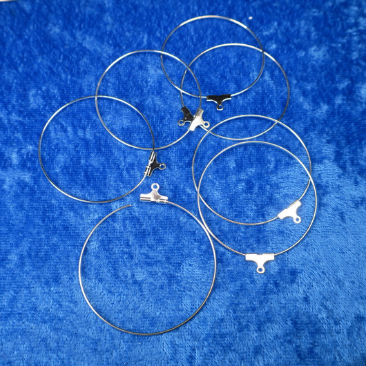 Korurengas 40mm hopeanvärinen, suljettava. Korutarvike 