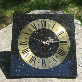 Seinäkello Gabro kimalteleva 30x30cm kullanvärinen numerogrengas 348-B