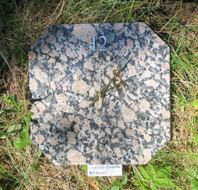 Seinäkello graniitti punamusta 25x25cm, kulmat viistetty 342a 